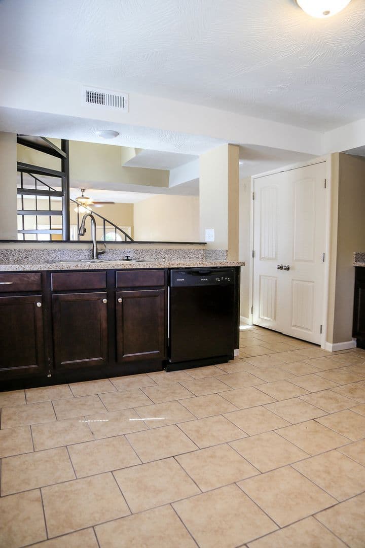 Springfield Apartment: 512 S. Main