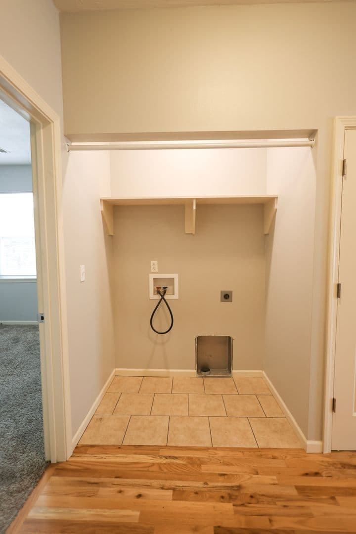 Springfield Apartment: 1325 E Cherry