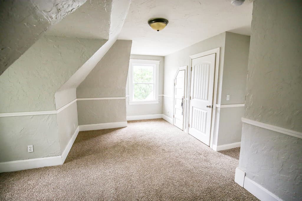 Springfield House: 1037 W State St