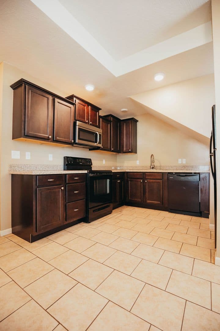 Springfield Apartment: 512 S. Main