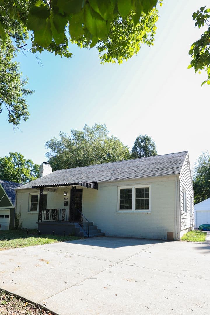 Springfield House: 1212 S. National