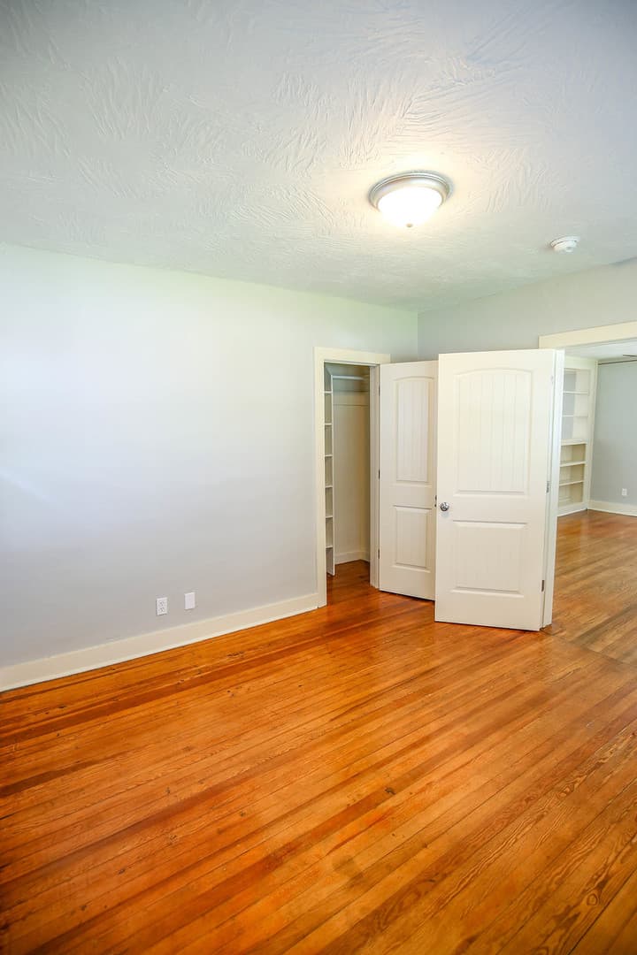 Springfield House: 926 E Loren