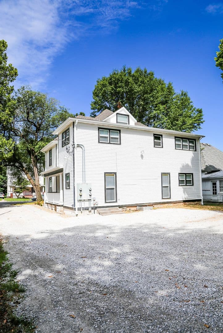 Springfield Apartment: 512 S. Main