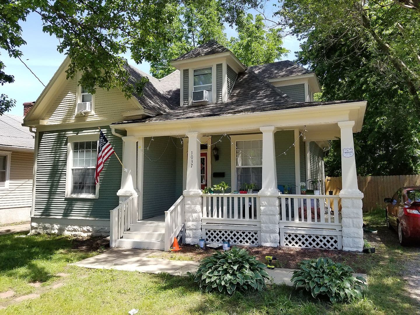 Springfield House: 1037 W State St