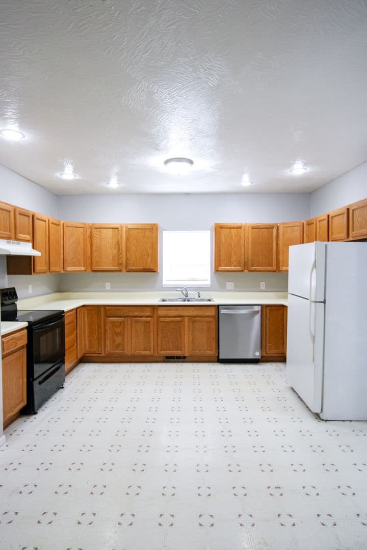 Springfield House: 613 S Main Ave