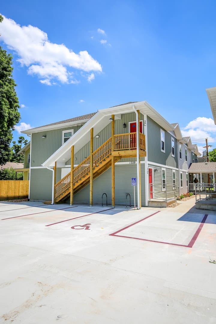 Springfield Apartment: 1325 E Cherry