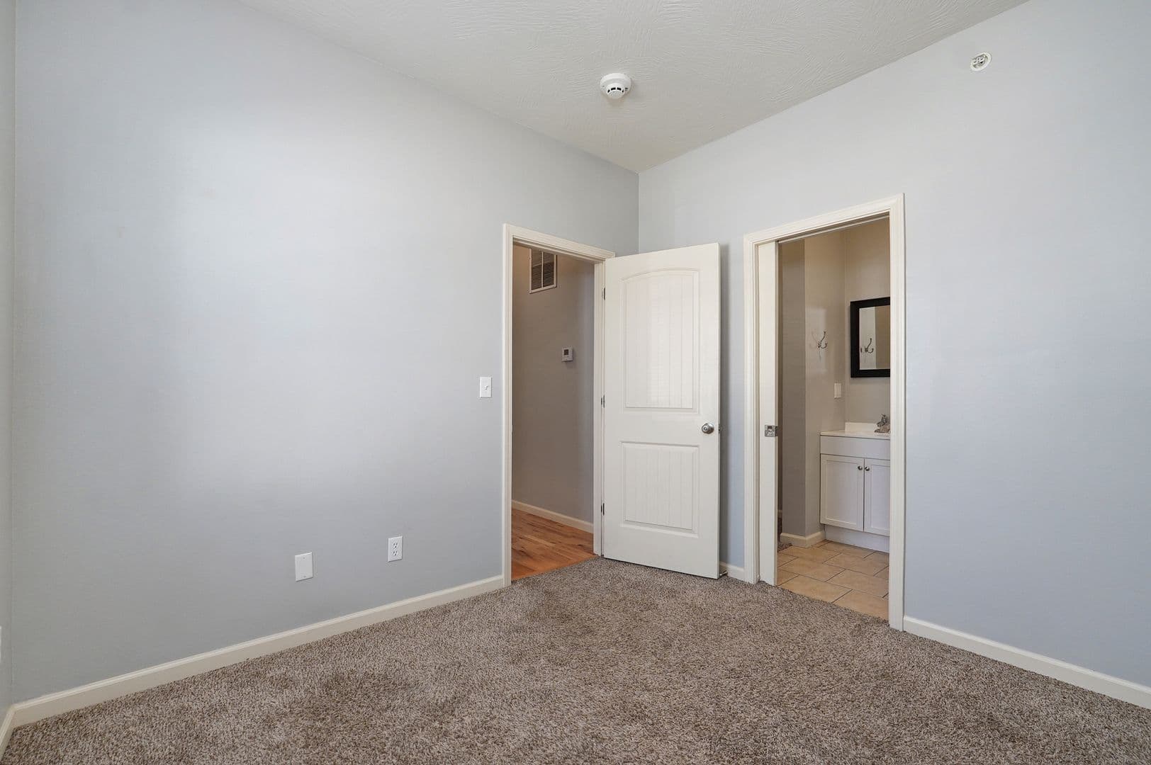 Springfield Apartment: 1325 E Cherry