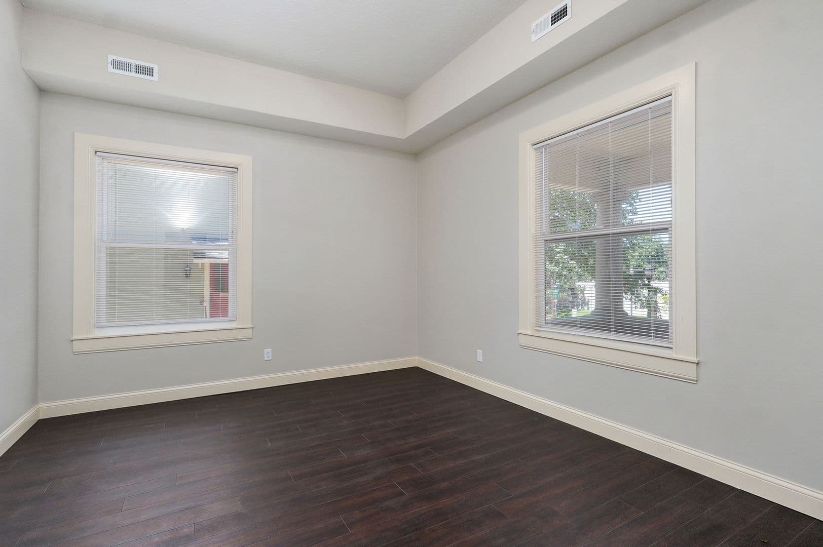Springfield Apartment: 920 E Walnut St
