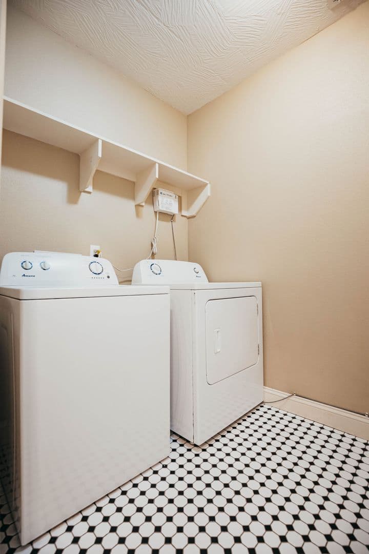 Springfield Apartment: 1046 E Walnut