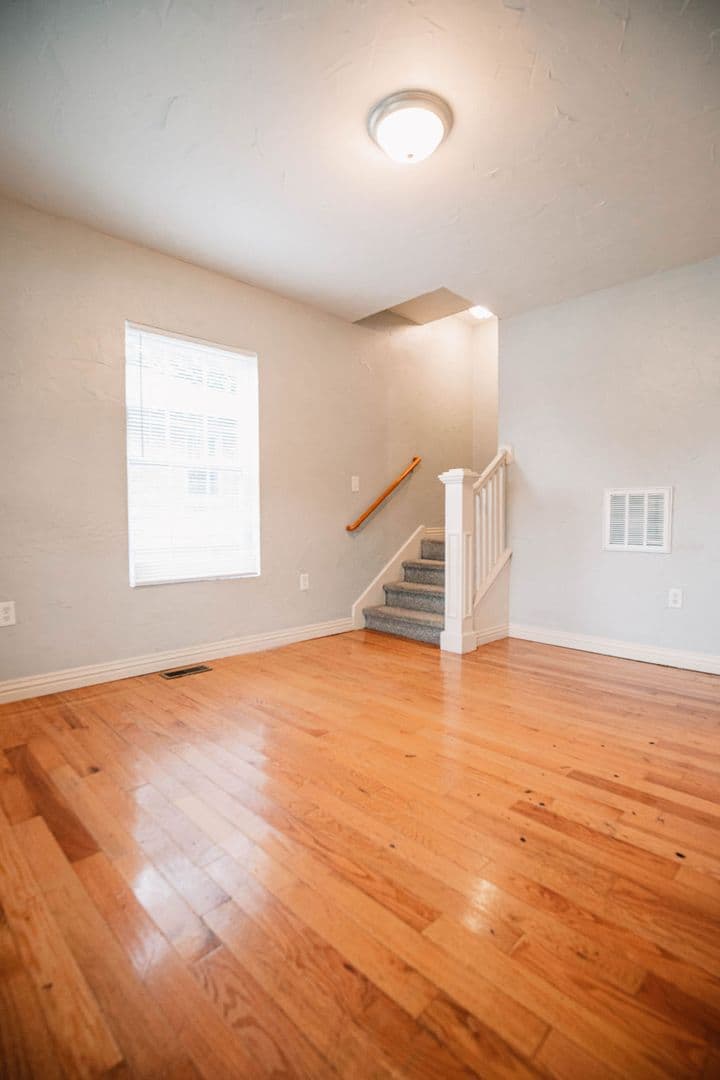 Springfield Apartment: 800 E Grand