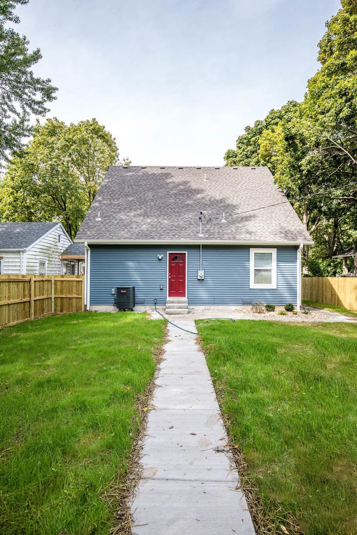 Springfield House: 1318 S Florence