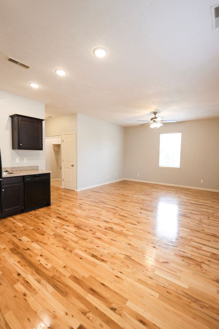 Springfield Apartment: 1325 E Cherry