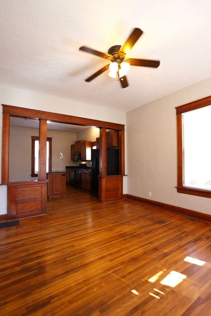 Springfield House: 1037 W State St