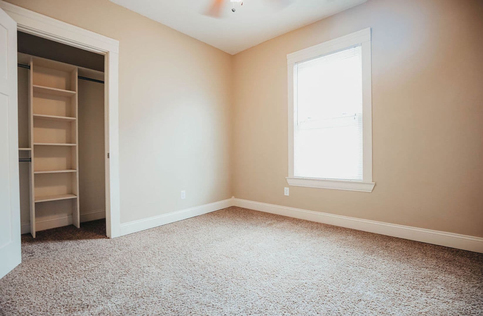 Springfield Apartment: 1046 E Walnut