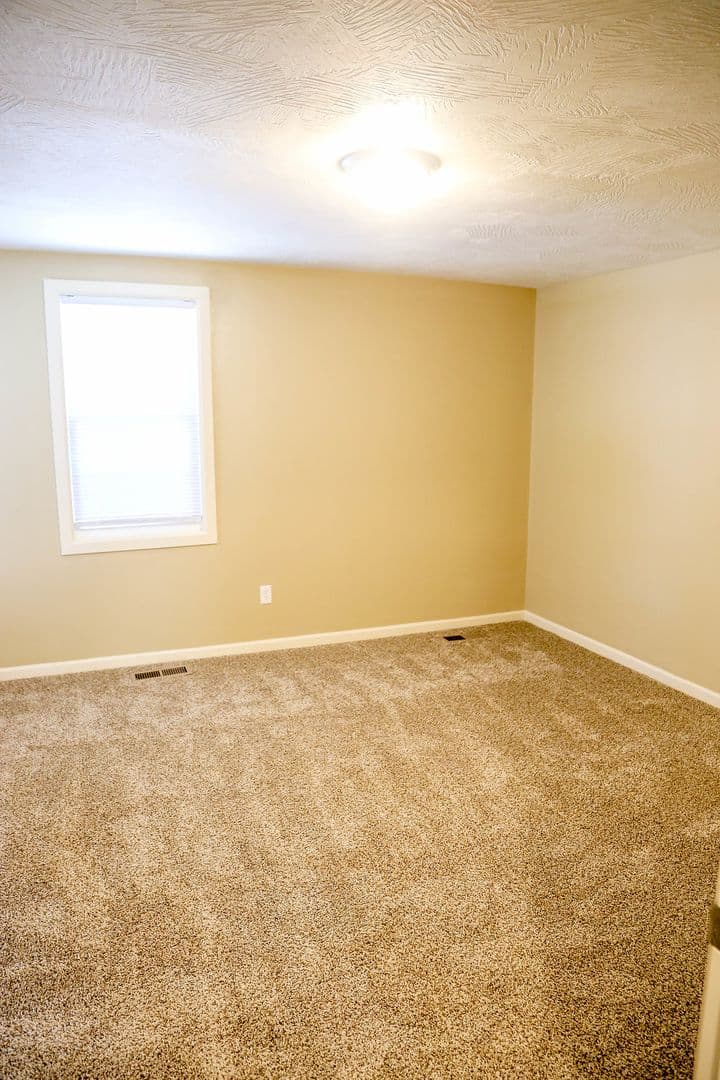 Springfield Apartment: 512 S. Main