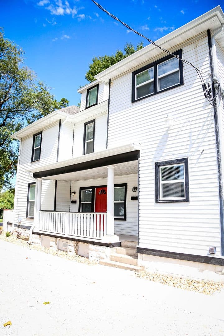 Springfield Apartment: 512 S. Main