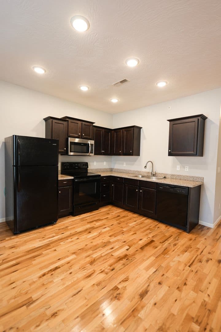 Springfield Apartment: 1325 E Cherry