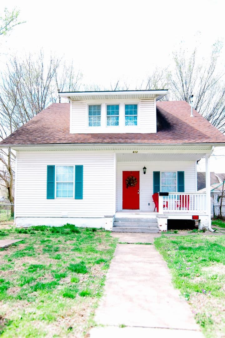 Springfield House: 613 S Main Ave