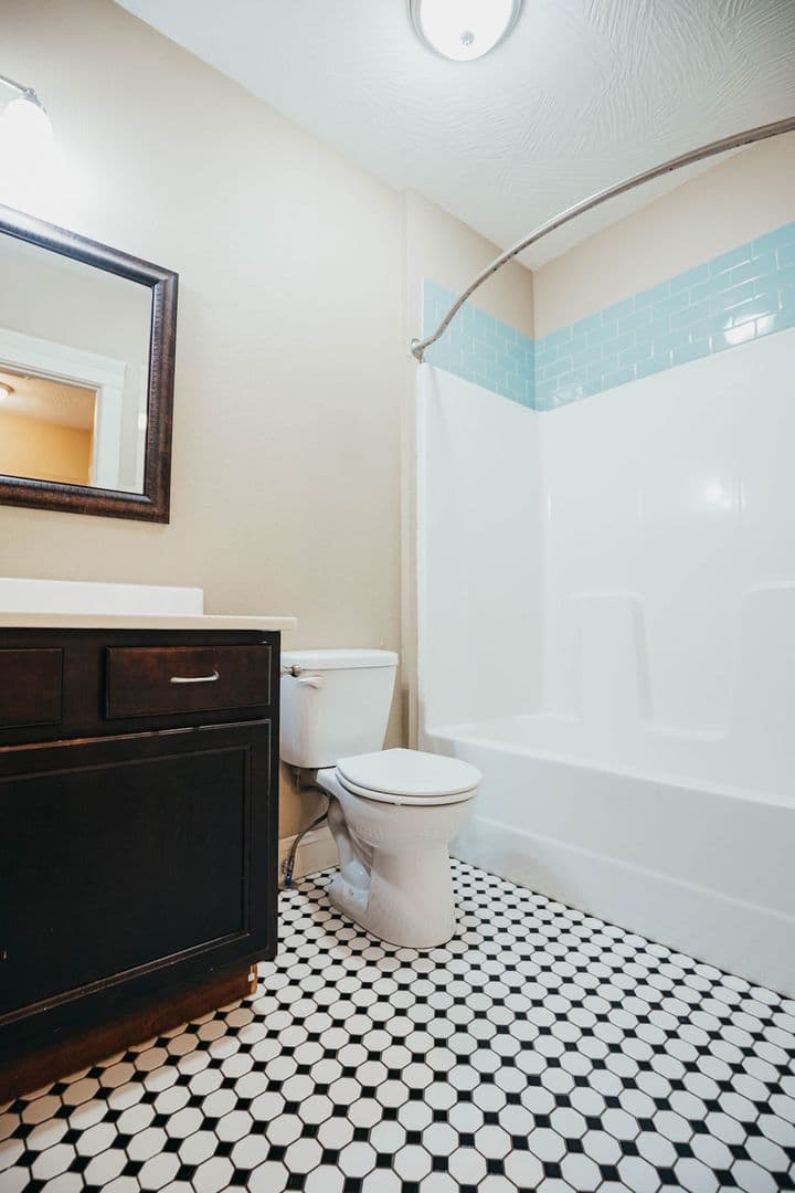 Springfield Apartment: 1046 E Walnut