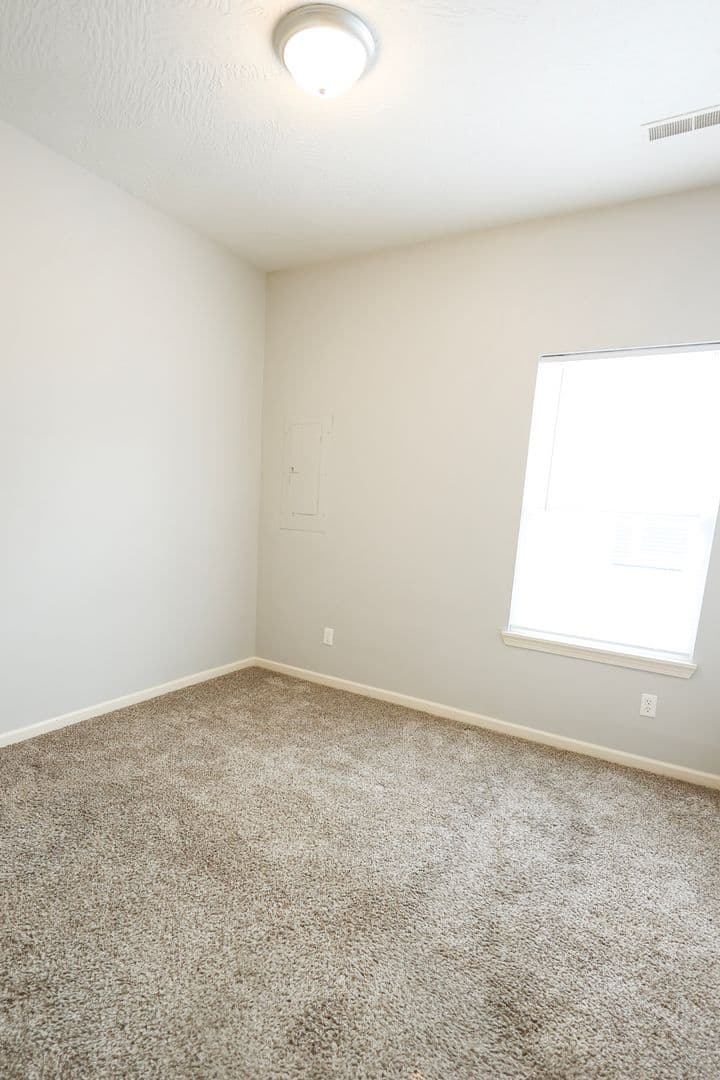 Springfield Apartment: 1325 E Cherry