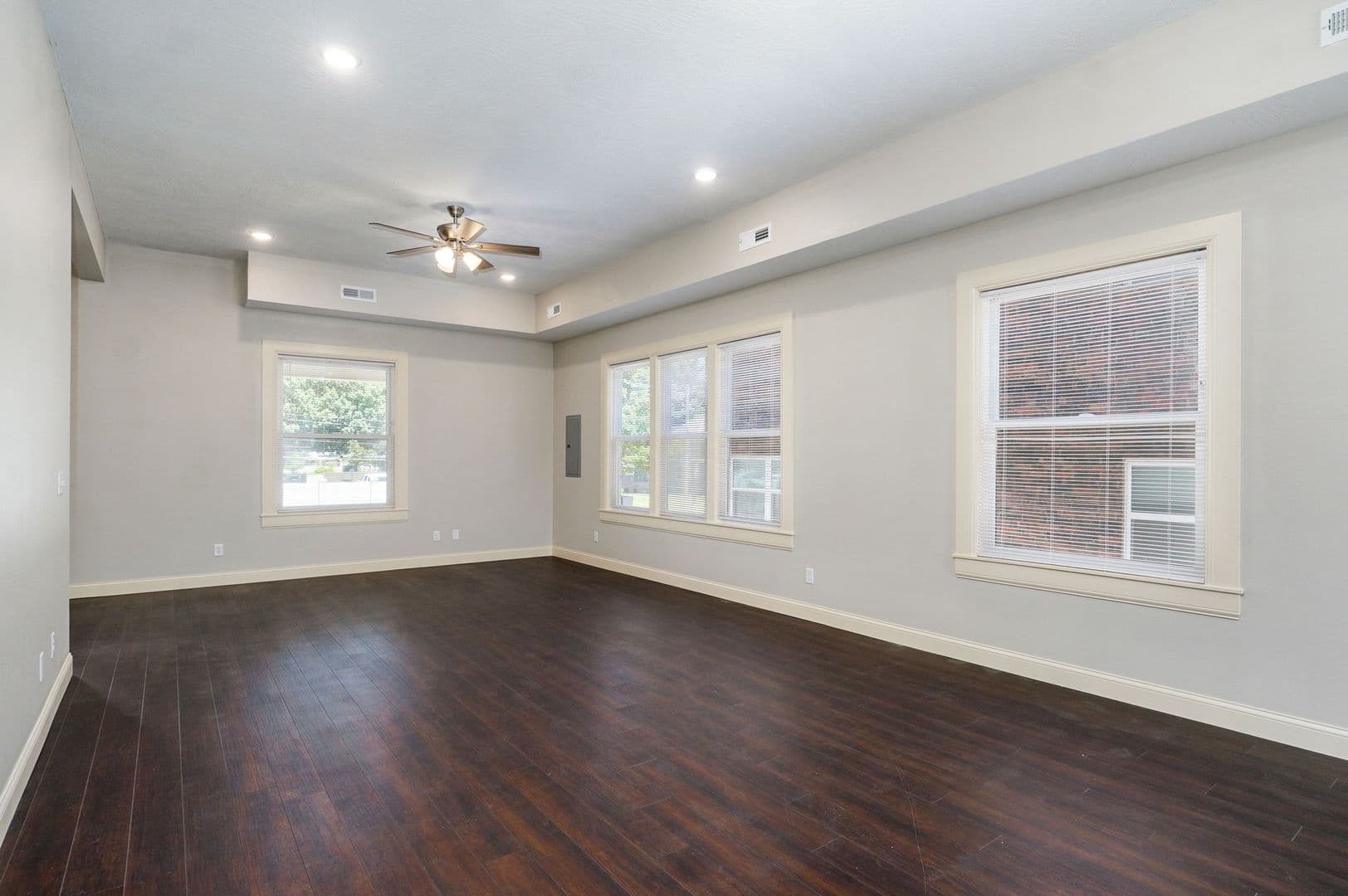 Springfield Apartment: 920 E Walnut St