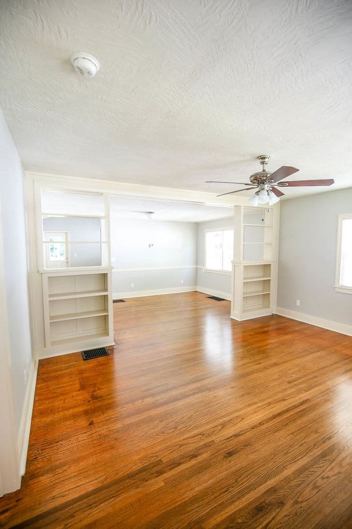 Springfield House: 926 E Loren