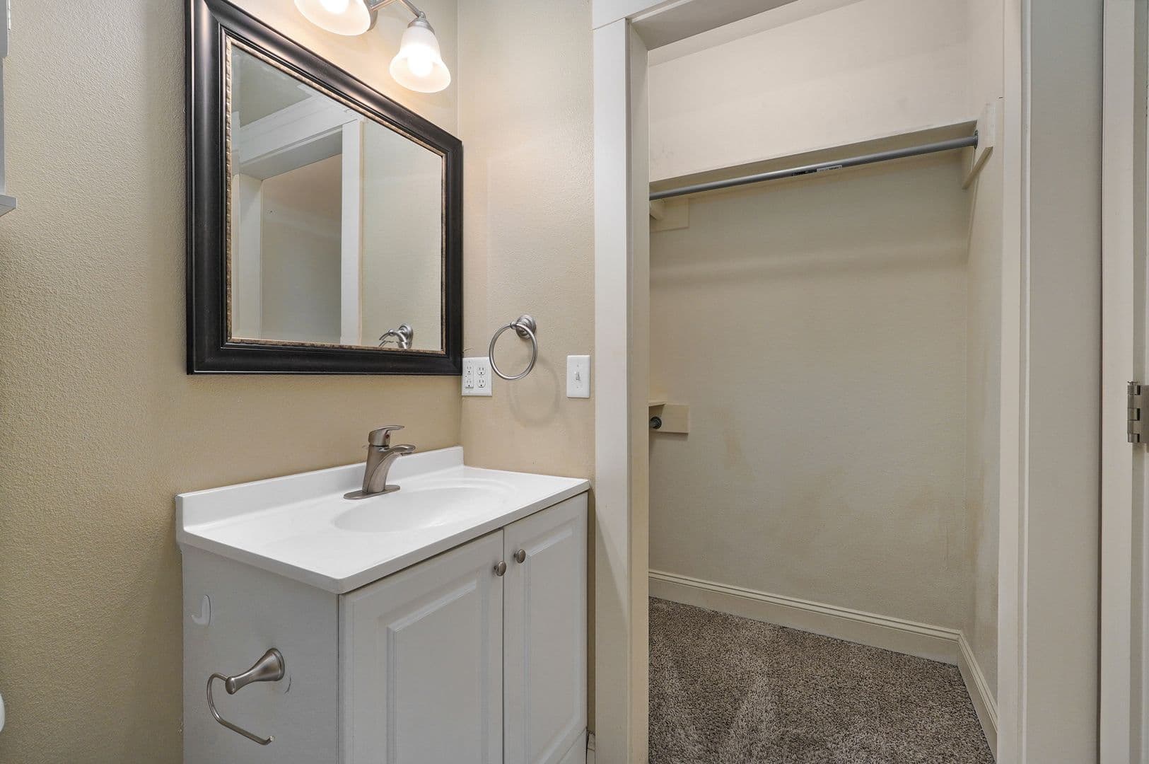 Springfield Apartment: 1046 E Walnut