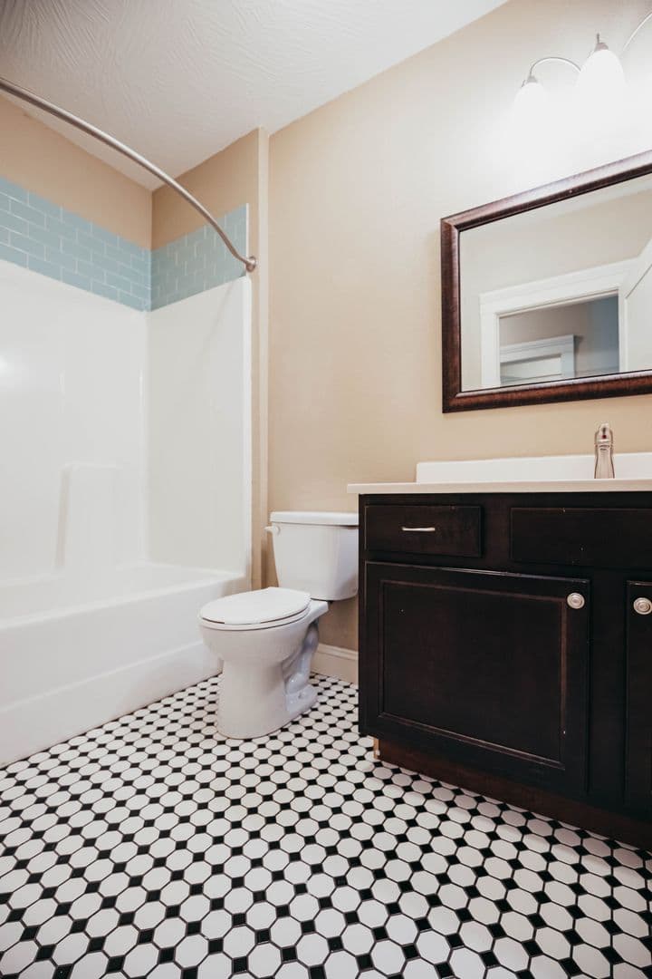 Springfield Apartment: 1046 E Walnut