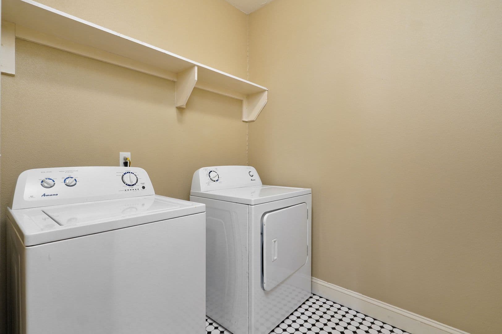 Springfield Apartment: 1046 E Walnut