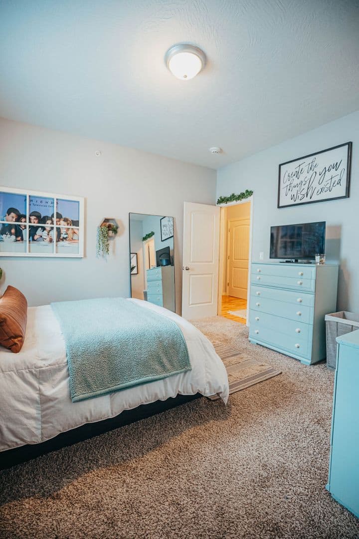 Springfield Apartment: 1325 E Cherry