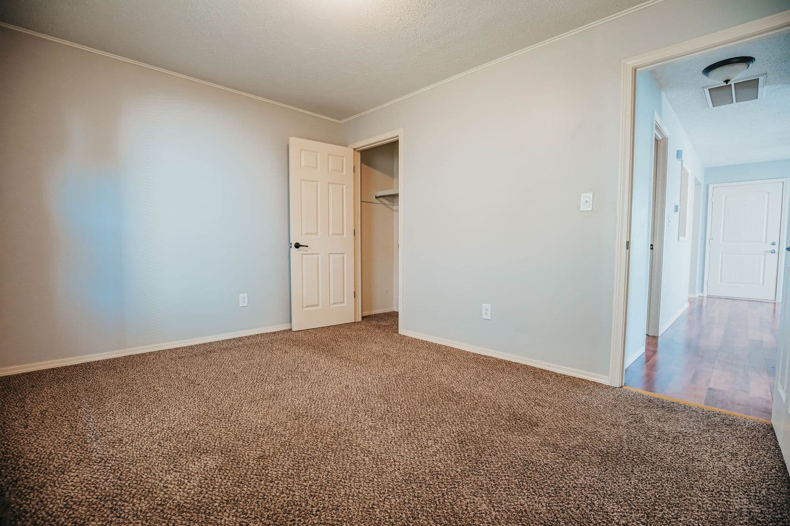 Springfield Apartment: 907 S Campbell