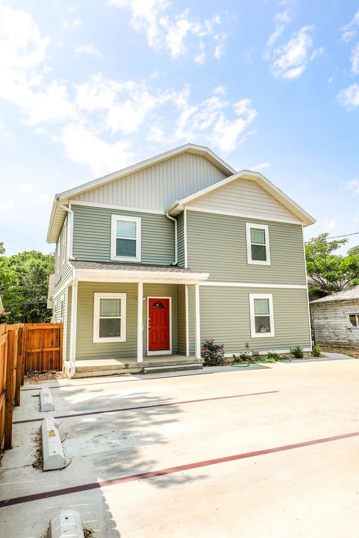 Springfield Apartment: 1351 E. Cherry