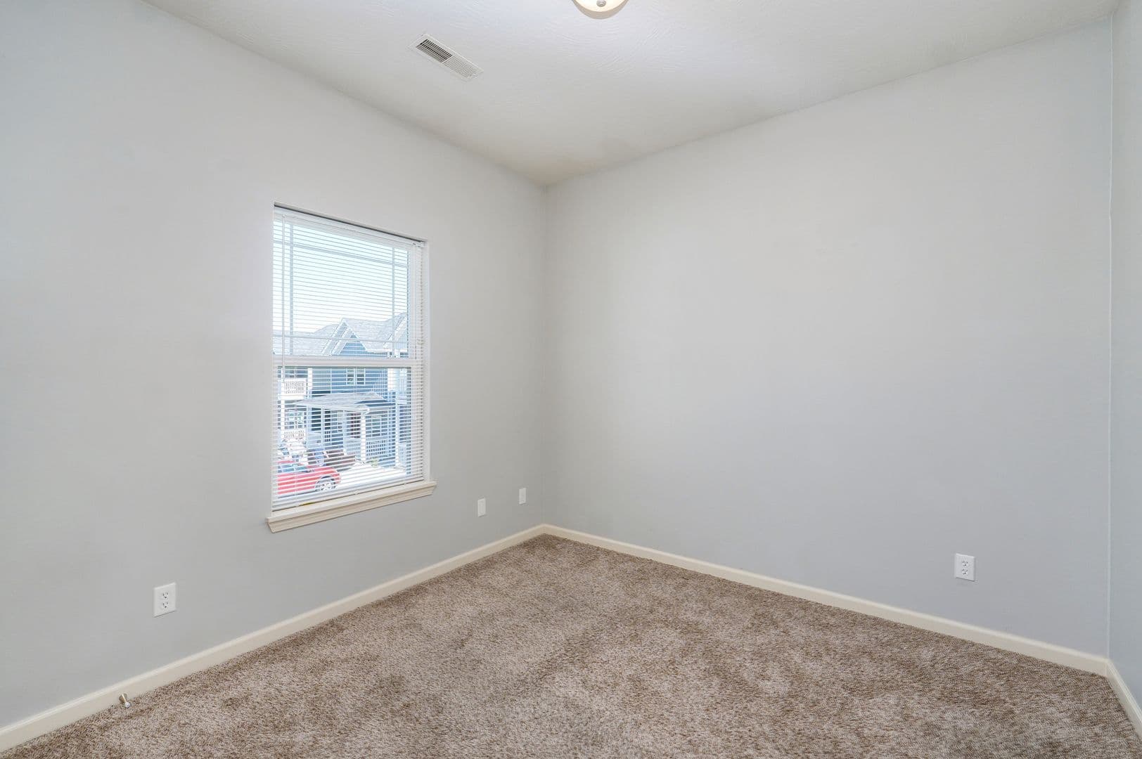 Springfield Apartment: 1325 E Cherry