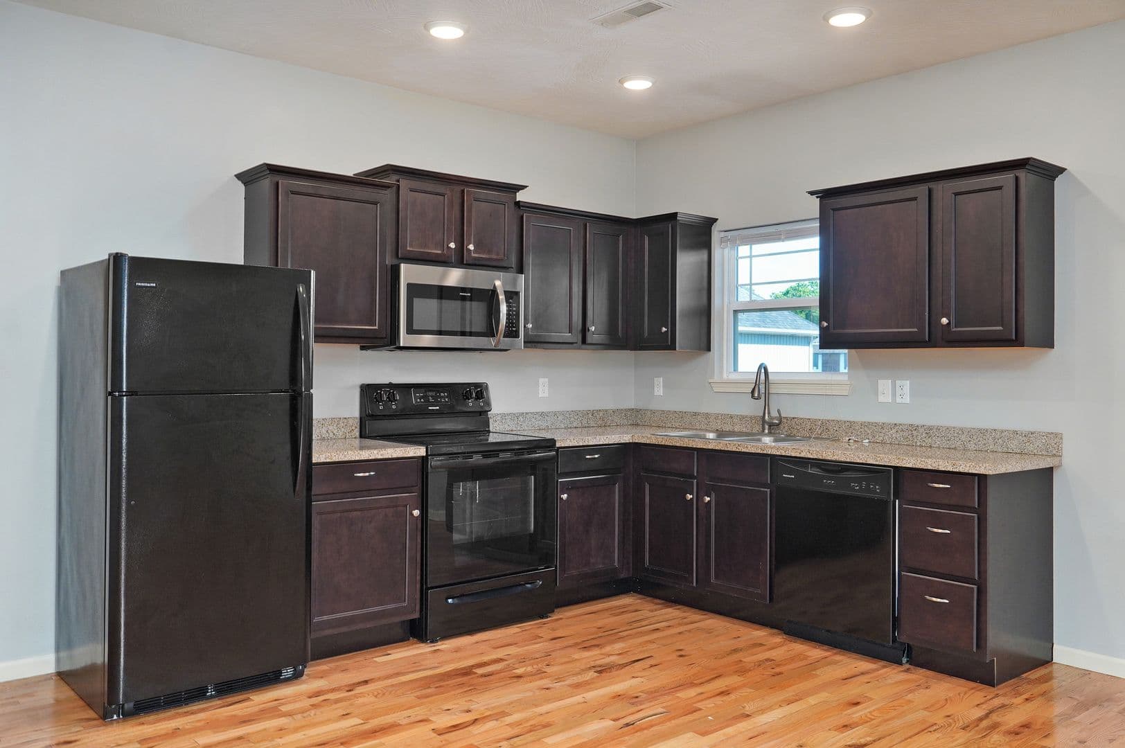 Springfield Apartment: 1325 E Cherry