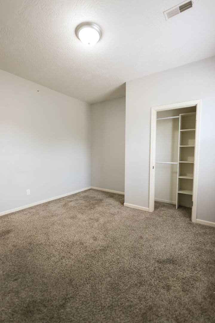 Springfield Apartment: 1325 E Cherry