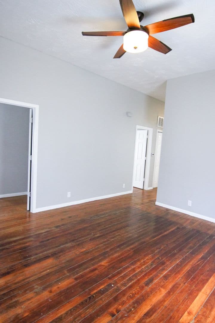 Springfield House: 613 S Main Ave