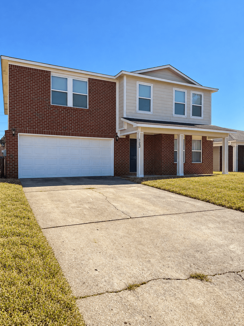 Madison House: 123 Forestbrook Drive