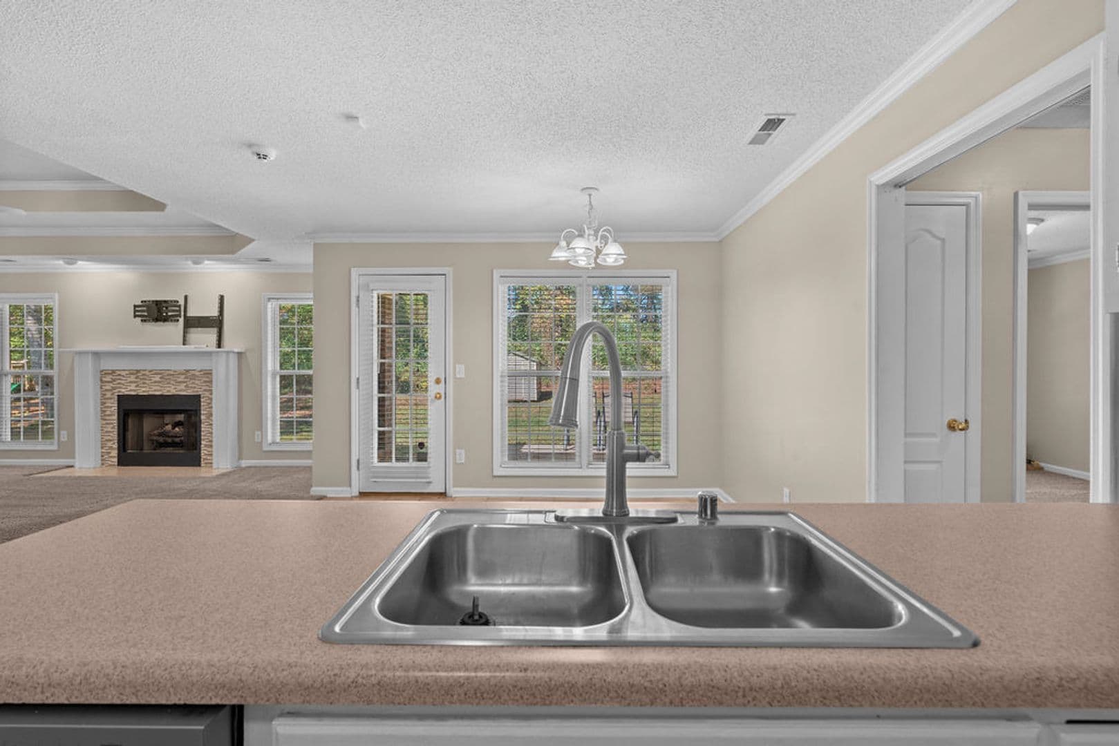 Madison House: 185 Raspberry Way