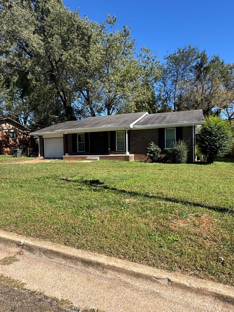 Huntsville House: 3306 E Tucker Drive
