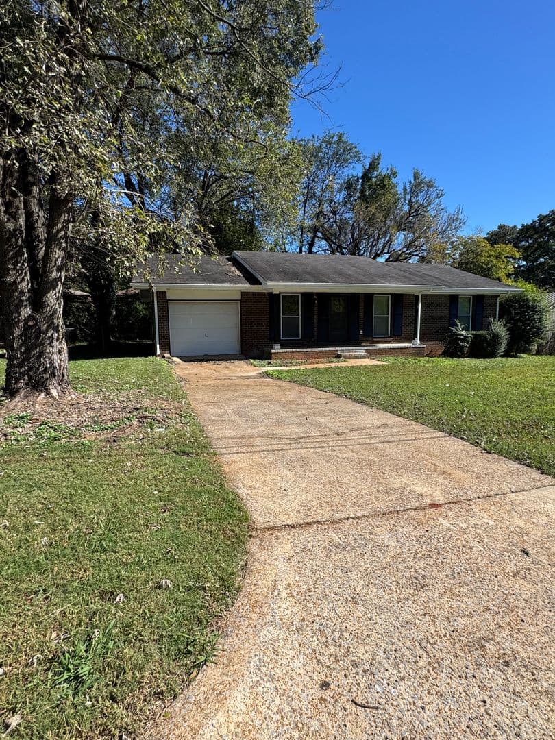 Huntsville House: 3306 E Tucker Drive