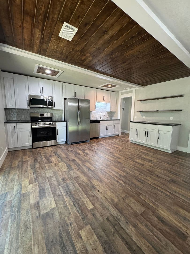 Huntsville House: 3306 E Tucker Drive