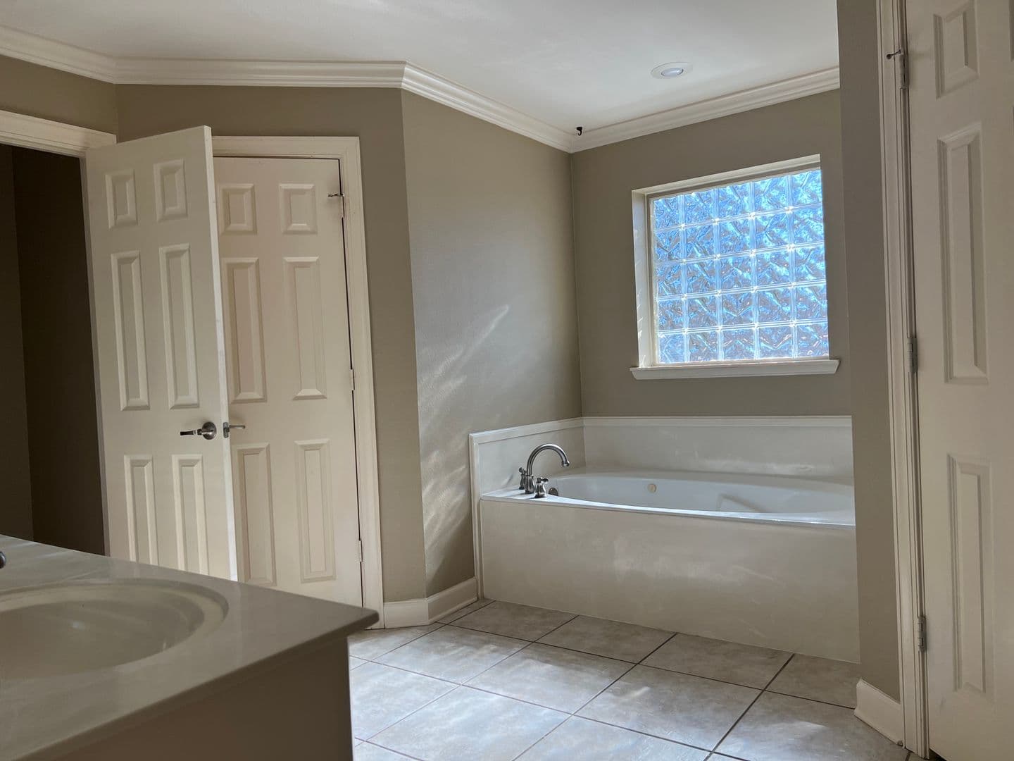 Cabot House: 74 Lakeland Dr.