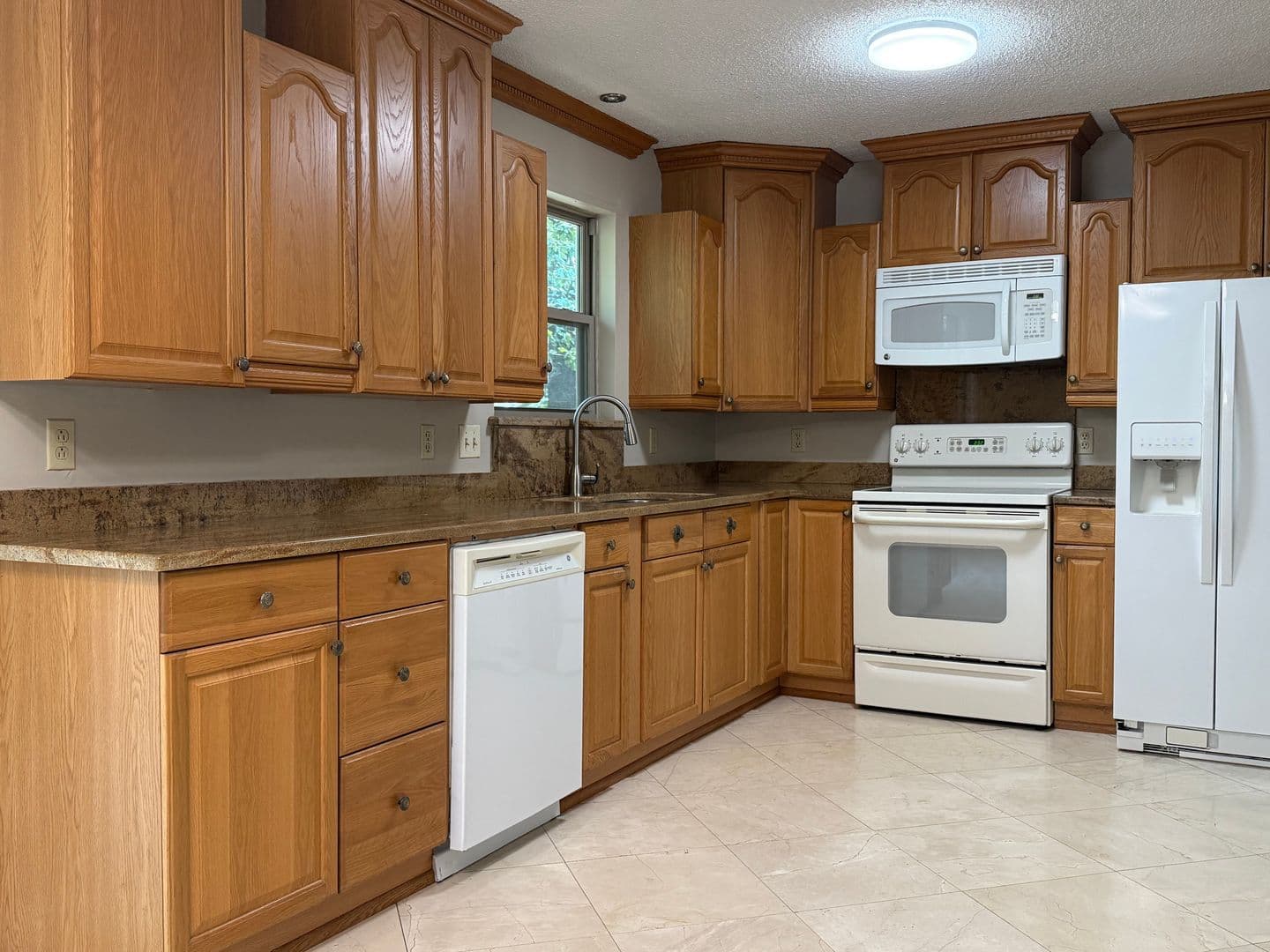 Little Rock House: 5 Flourite Cove
