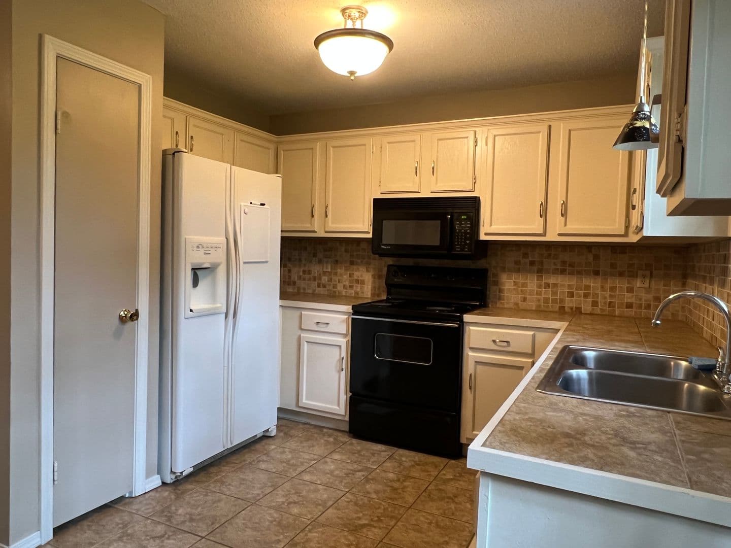 Maumelle House: 127 Rolling Oaks DR
