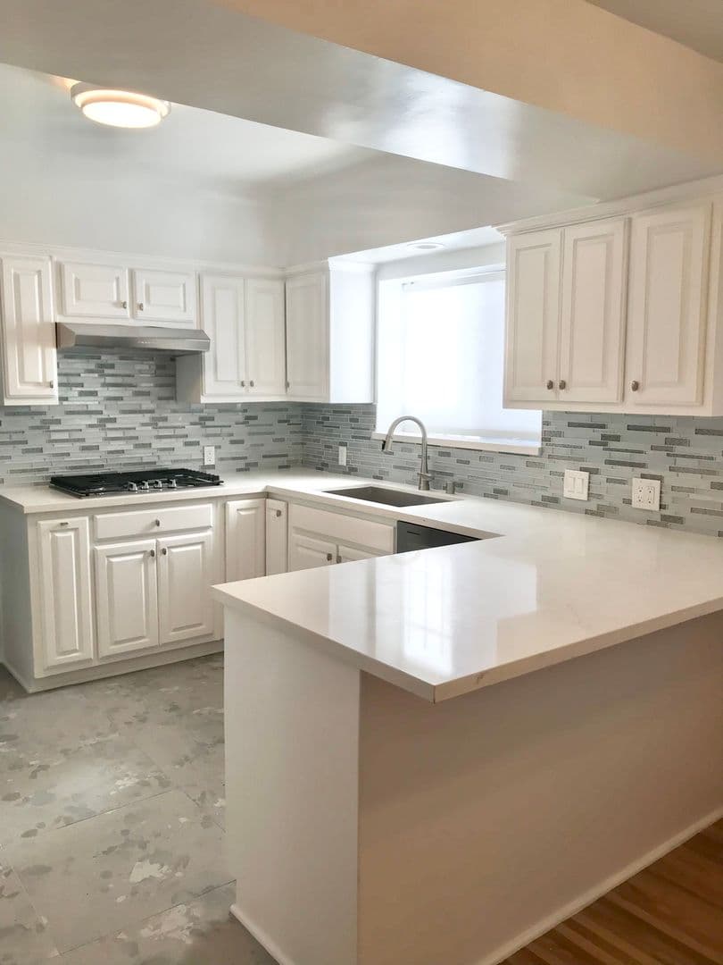 Los Angeles House: 828 Alandele Avenue