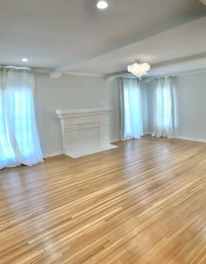 Los Angeles House: 828 Alandele Avenue