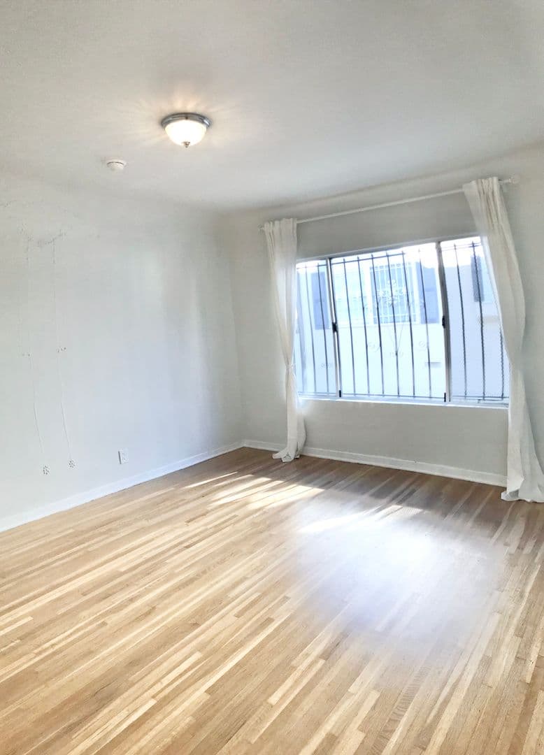 Los Angeles House: 828 Alandele Avenue