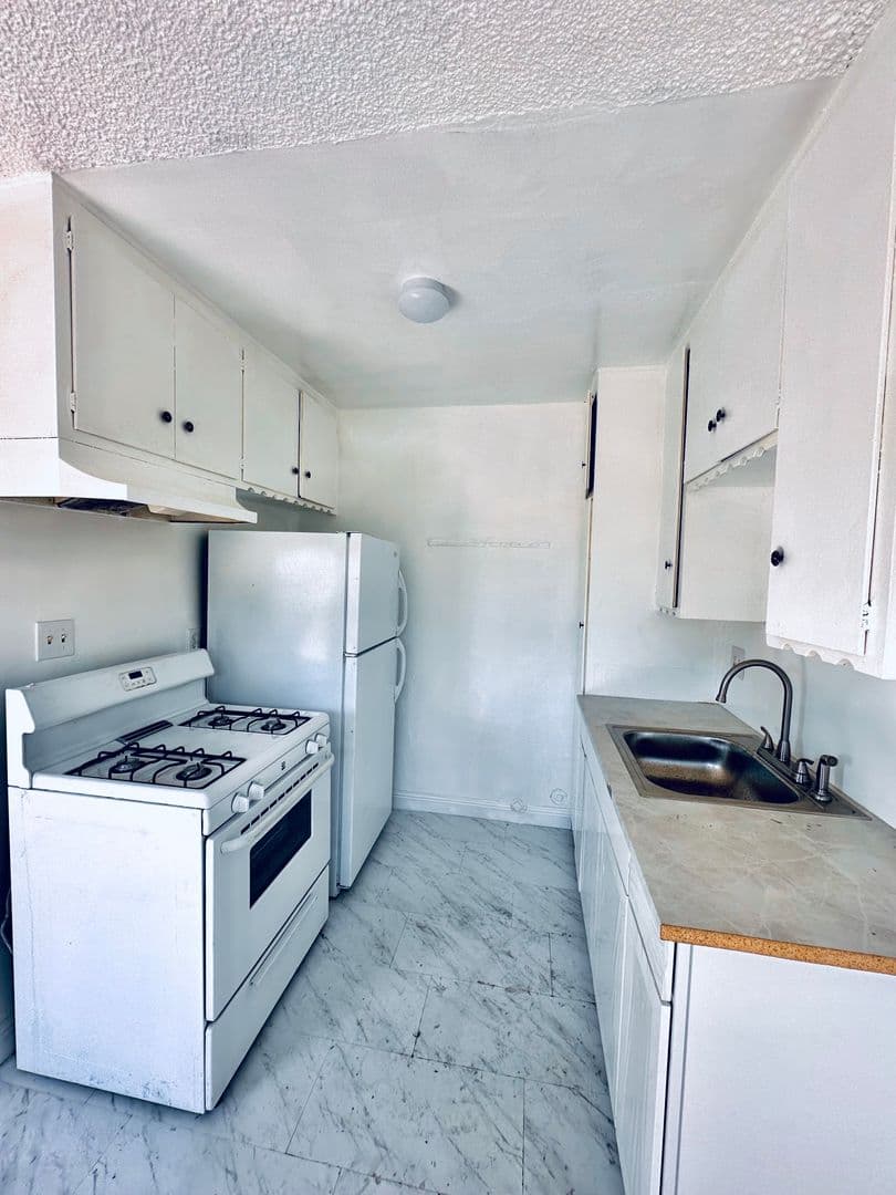 Los Angeles Apartment: 622 W 92nd St