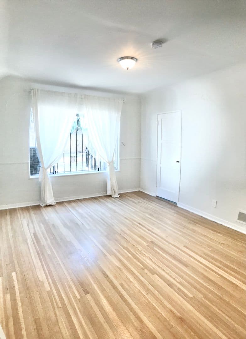 Los Angeles House: 828 Alandele Avenue
