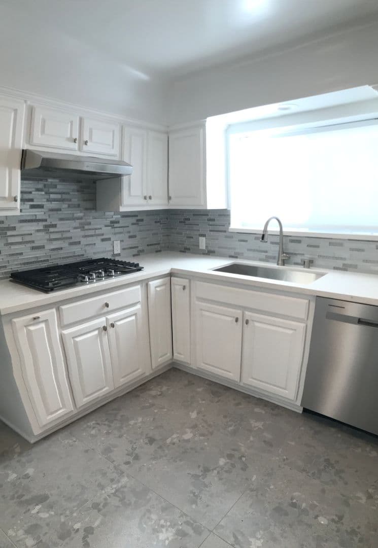 Los Angeles House: 828 Alandele Avenue